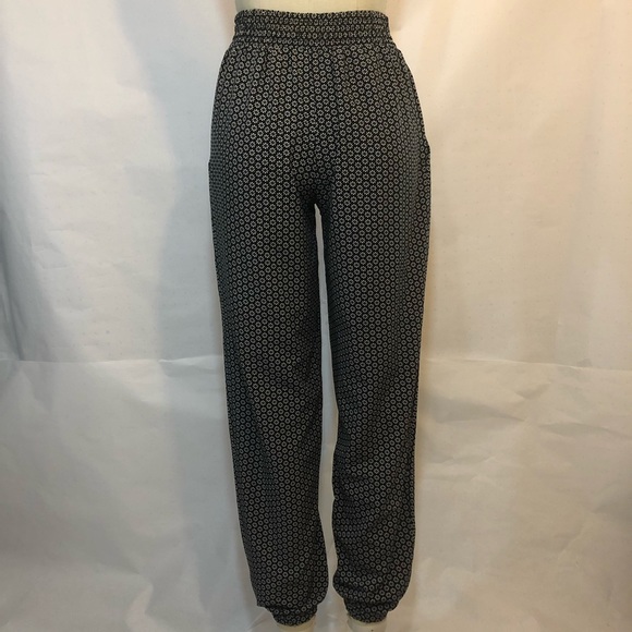 Like New High Rise graphic white daisy on black Joggers pants pull on size xmall - Picture 8 of 10